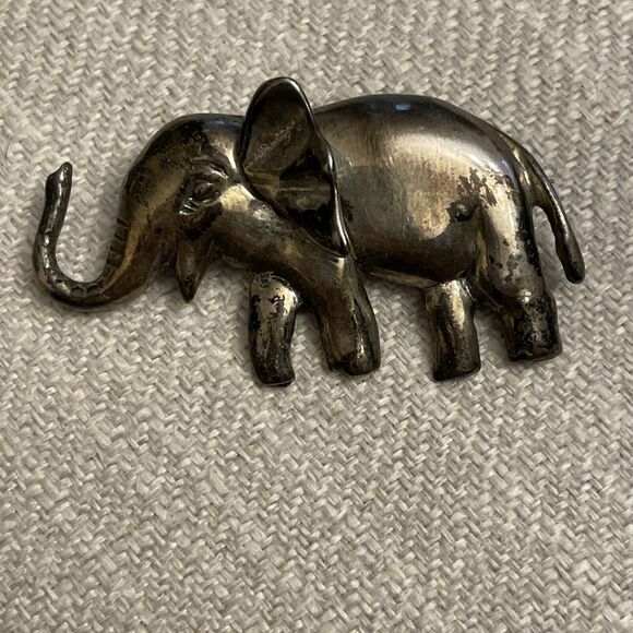 VINTAGE STERLING SILVER ELEPHANT Trunk Up Hand Carved PIN BROOCH - Picture 1 of 8